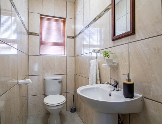 Registered Guest House with Jetty Access and Flexible Flatlet