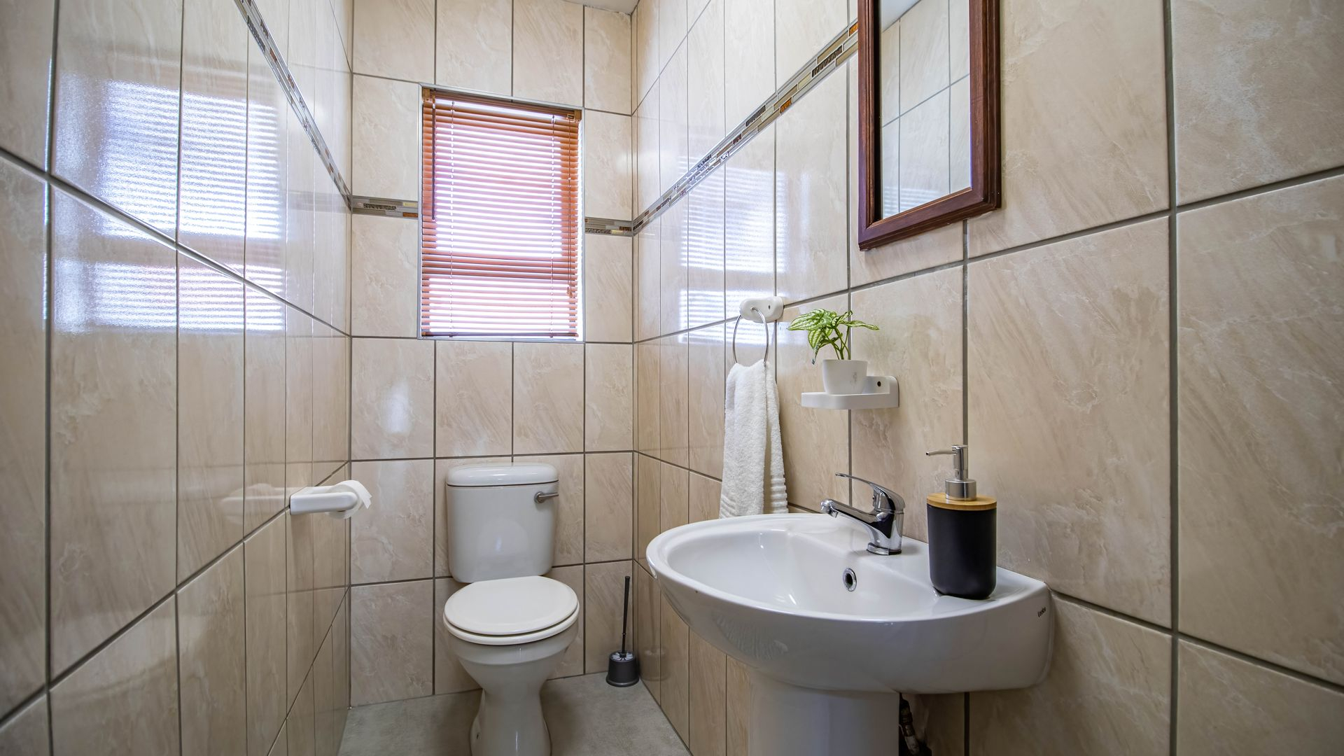 Registered Guest House with Jetty Access and Flexible Flatlet