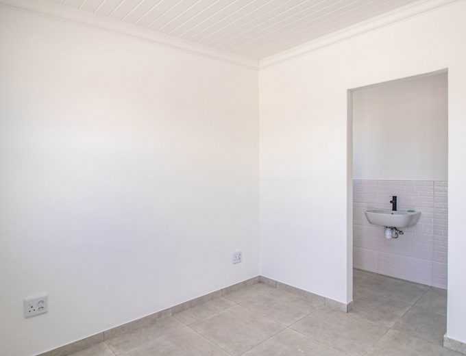 Modern Coastal Home with Separate Guest Suite in Secure Estate