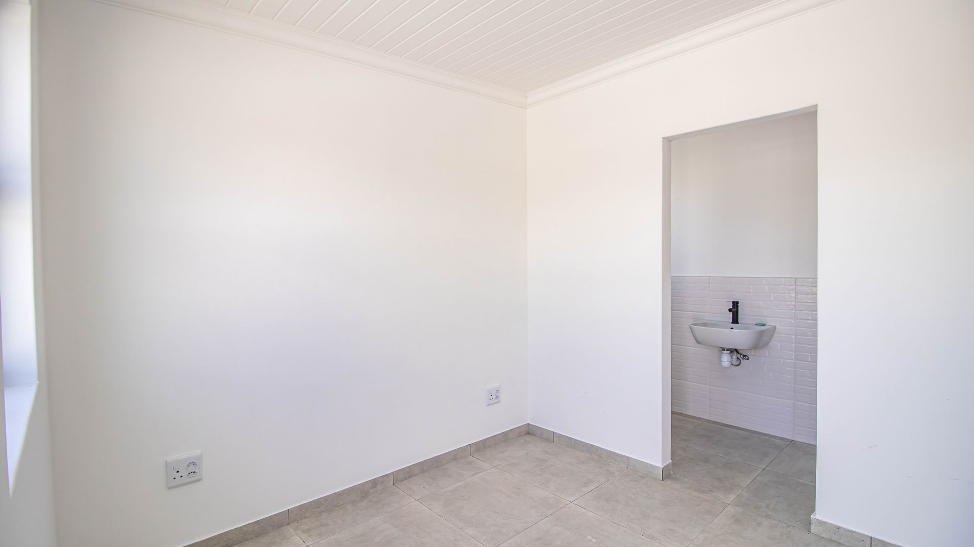 Modern Coastal Home with Separate Guest Suite in Secure Estate