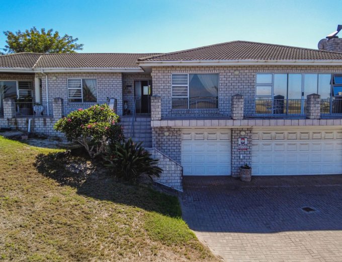 Spacious Family Home with Berg River Views in Velddrif, West Coast