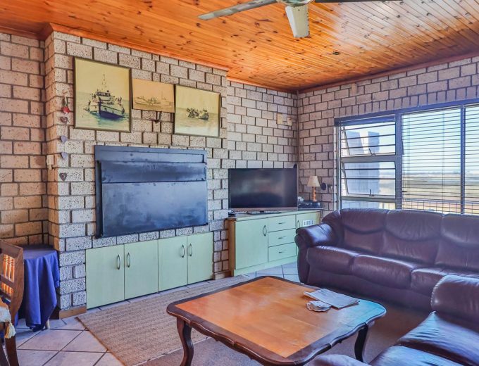 Spacious Family Home with Berg River Views in Velddrif, West Coast