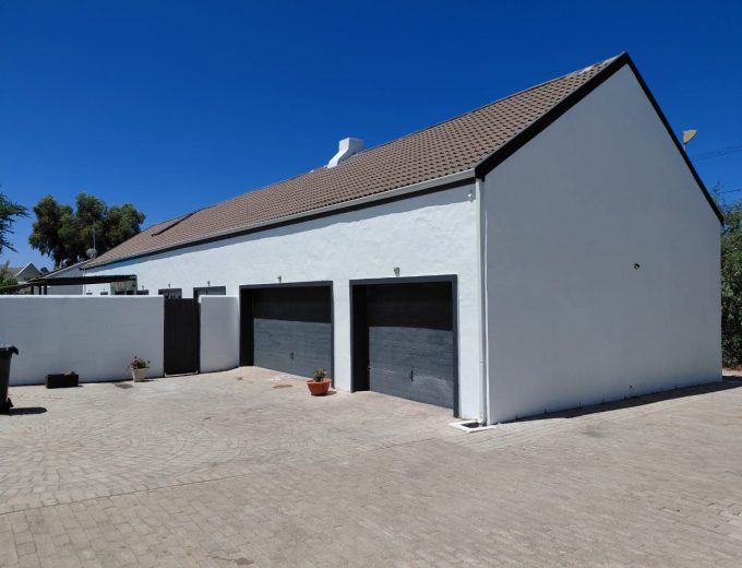 4 Bedroom Home for sale in Velddrif, Cape West Coast.