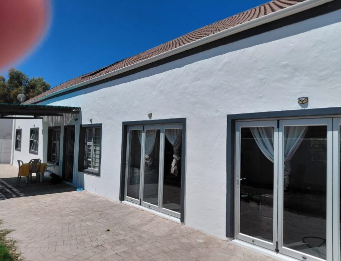 4 Bedroom Home for sale in Velddrif, Cape West Coast.