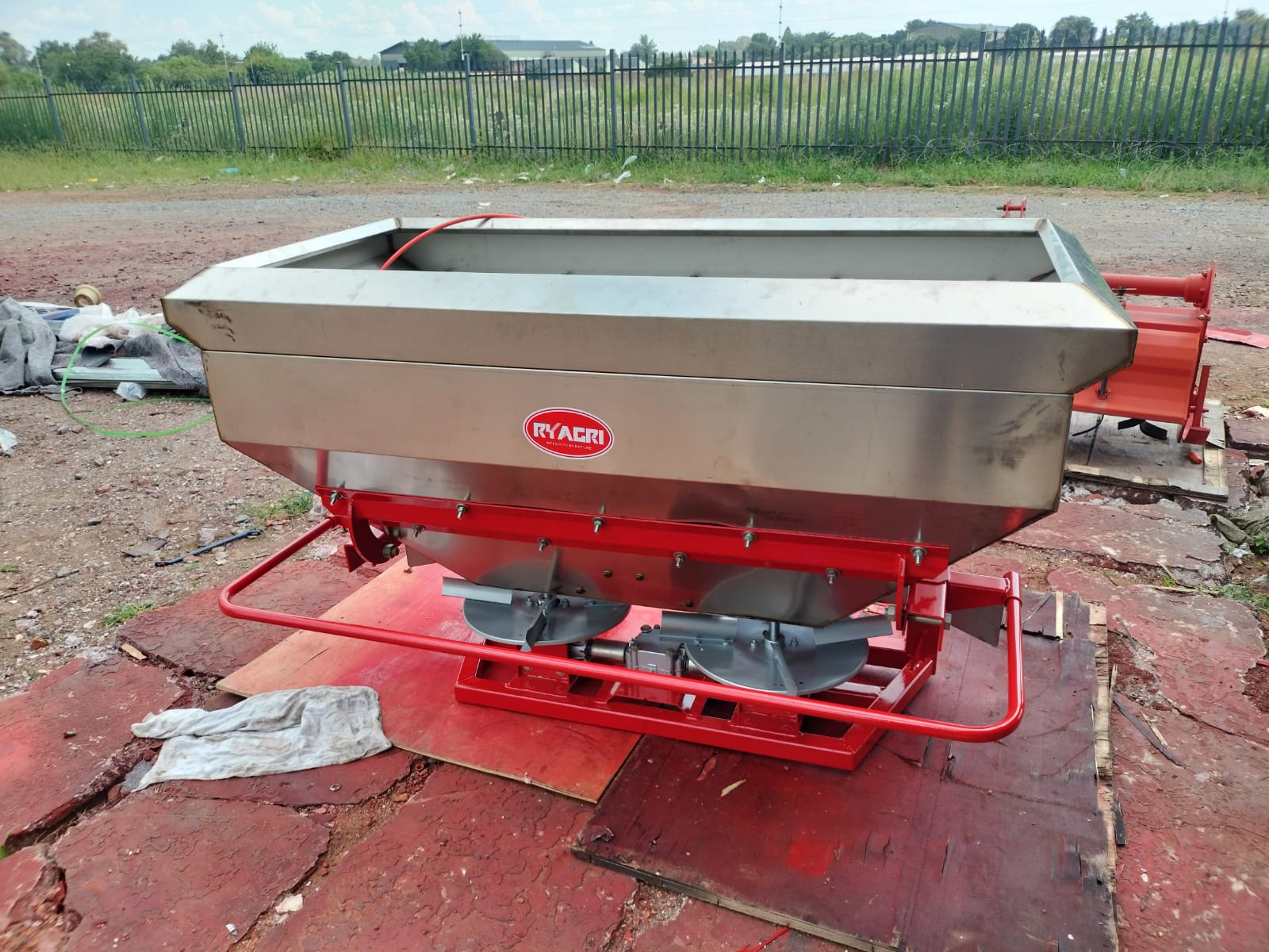 FERTILIZER SPREADER 600L and 800L – DISCOUNT CODE (TIMZA)