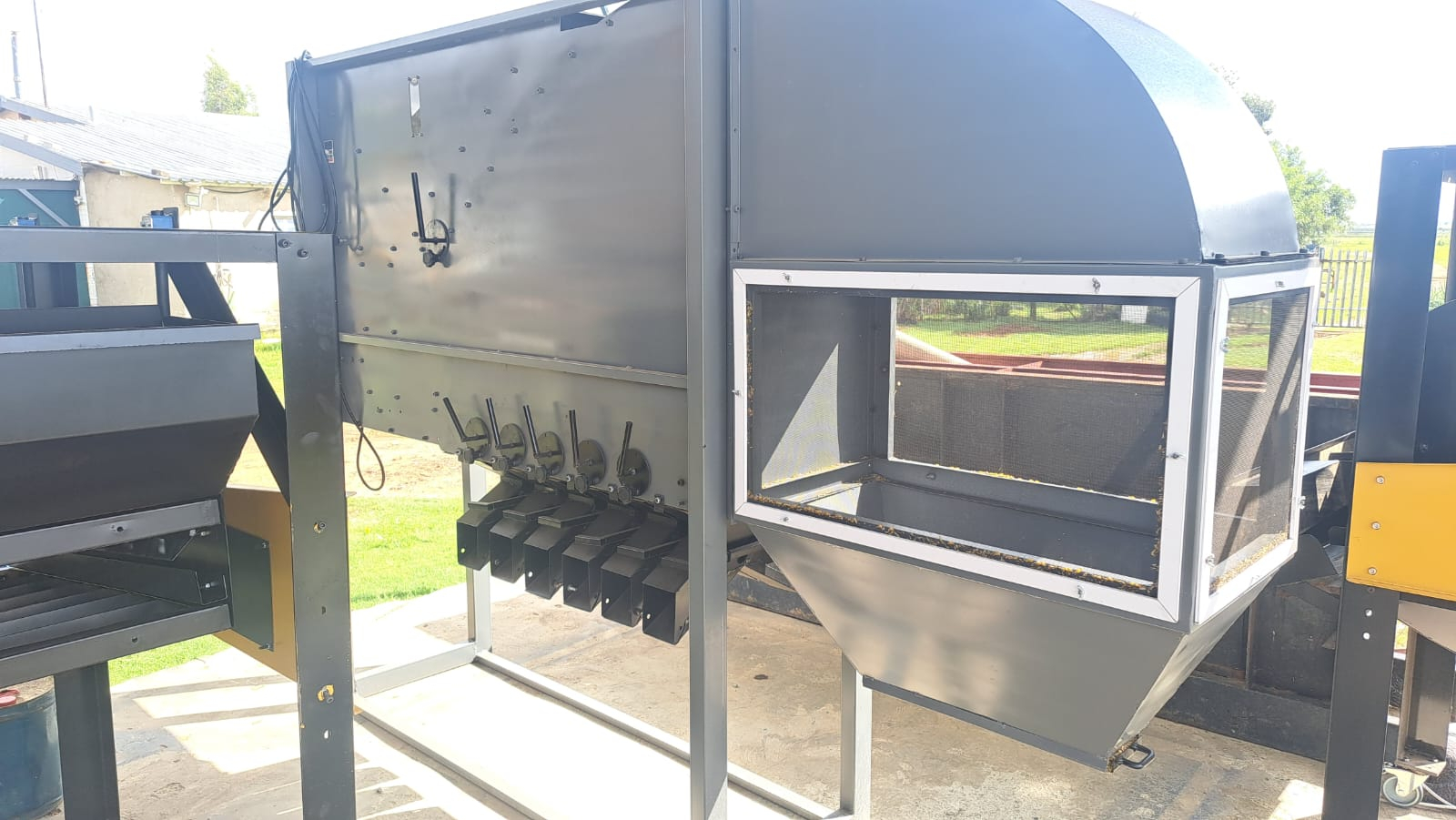 2-3 t/h R 75k excl 7-10 t/h R 105k excl 15-20 t/h R 135k excl 30-40 t/h R 175k excl 40-60 t/h R 225k excl Graan skoomakers kan sorter in verskillende Sizes.Koop nuut van die vloer af. Henneman area