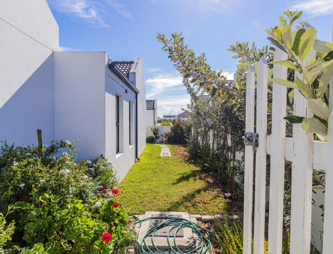 Peaceful Living in a 4 Bedroom House Next to Greenbelt in Atlantic Sands North, Laaiplek