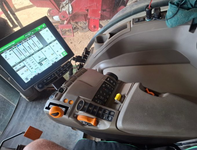 John Deere 8R-370 Met skerm en recreiver Model 2024 Ure 908. R 6 040 000 plus btw Noordwes