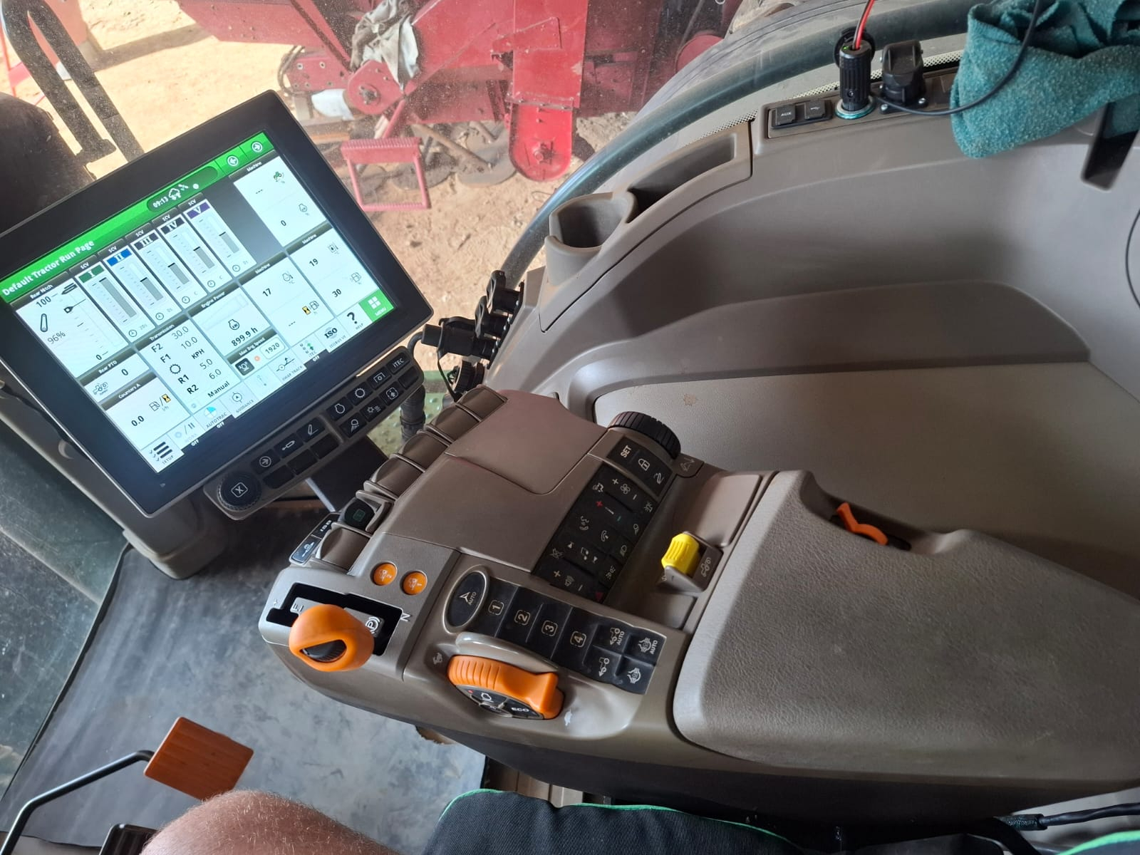 John Deere 8R-370 Met skerm en recreiver Model 2024 Ure 908. R 6 040 000 plus btw Noordwes