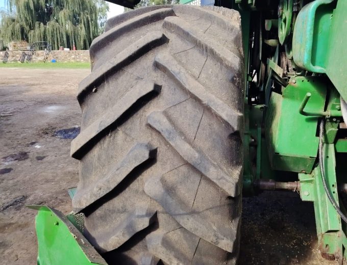 John Deere 9500 . Klaar deurgegaan reg vir stroop. Model 1994 Drom ure 7542 Engin ure 9983 R 440 000 plus btw Mpumalanga