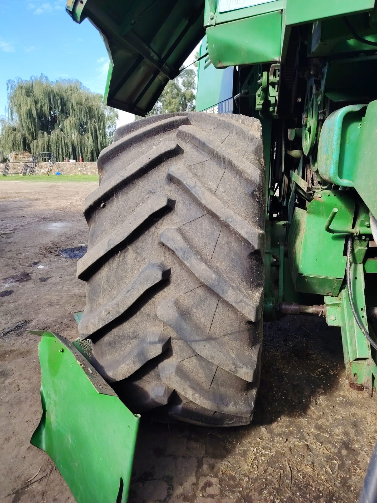 John Deere 9500 . Klaar deurgegaan reg vir stroop. Model 1994 Drom ure 7542 Engin ure 9983 R 440 000 plus btw Mpumalanga