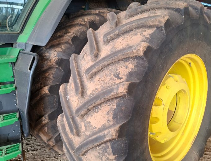John Deere 8R-370 Met skerm en receiver. Model 2023 Ure 899 R 6 040 000 plus btw Noordwes