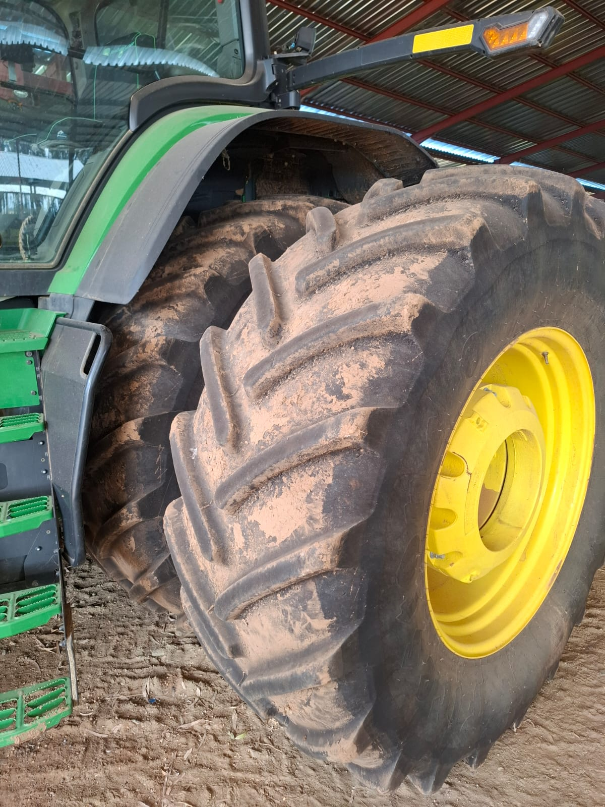 John Deere 8R-370 Met skerm en receiver. Model 2023 Ure 899 R 6 040 000 plus btw Noordwes