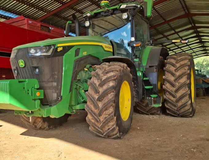 John Deere 8R-370 Met skerm en receiver. Model 2023 Ure 899 R 6 040 000 plus btw Noordwes