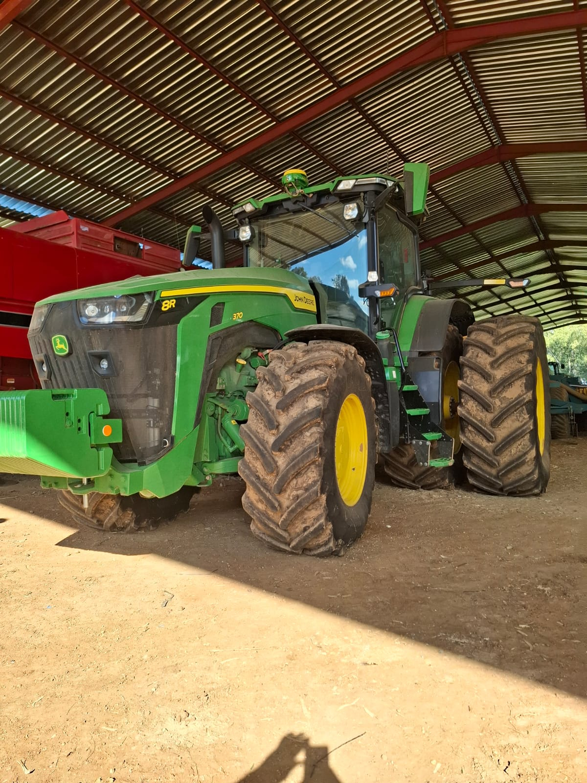 John Deere 8R-370 Met skerm en receiver. Model 2023 Ure 899 R 6 040 000 plus btw Noordwes