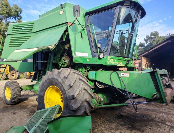 John Deere 9500 . Klaar deurgegaan reg vir stroop. Model 1994 Drom ure 7542 Engin ure 9983 R 440 000 plus btw Mpumalanga