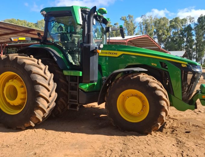 John Deere 8R-370 Met skerm en recreiver Model 2024 Ure 908. R 6 040 000 plus btw Noordwes