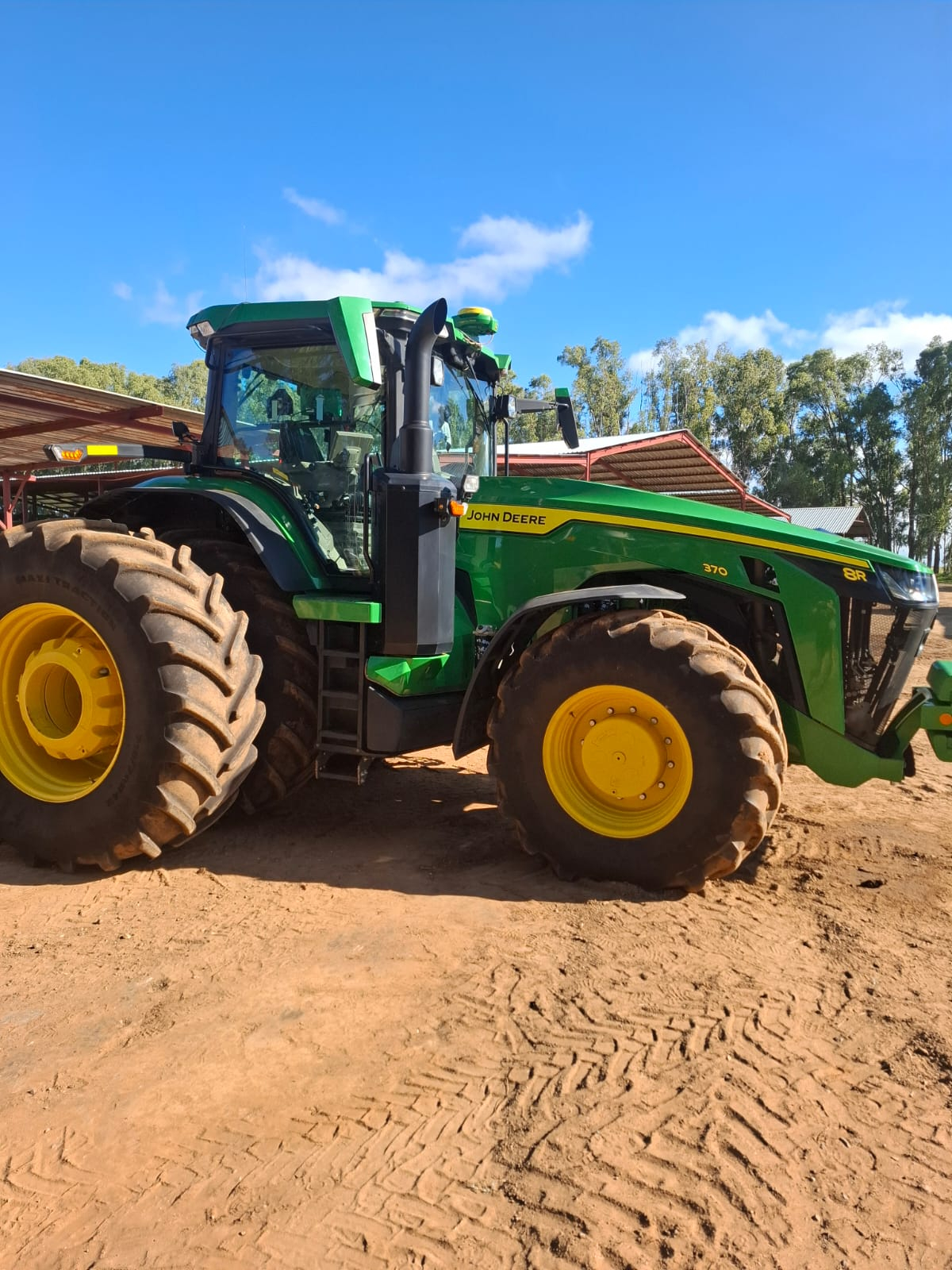 John Deere 8R-370 Met skerm en recreiver Model 2024 Ure 908. R 6 040 000 plus btw Noordwes