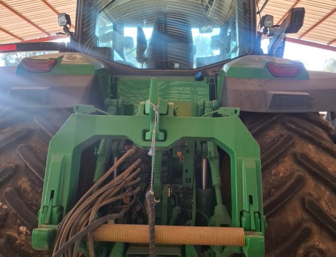 John Deere 8R-370 Met skerm en recreiver Model 2024 Ure 908. R 6 040 000 plus btw Noordwes