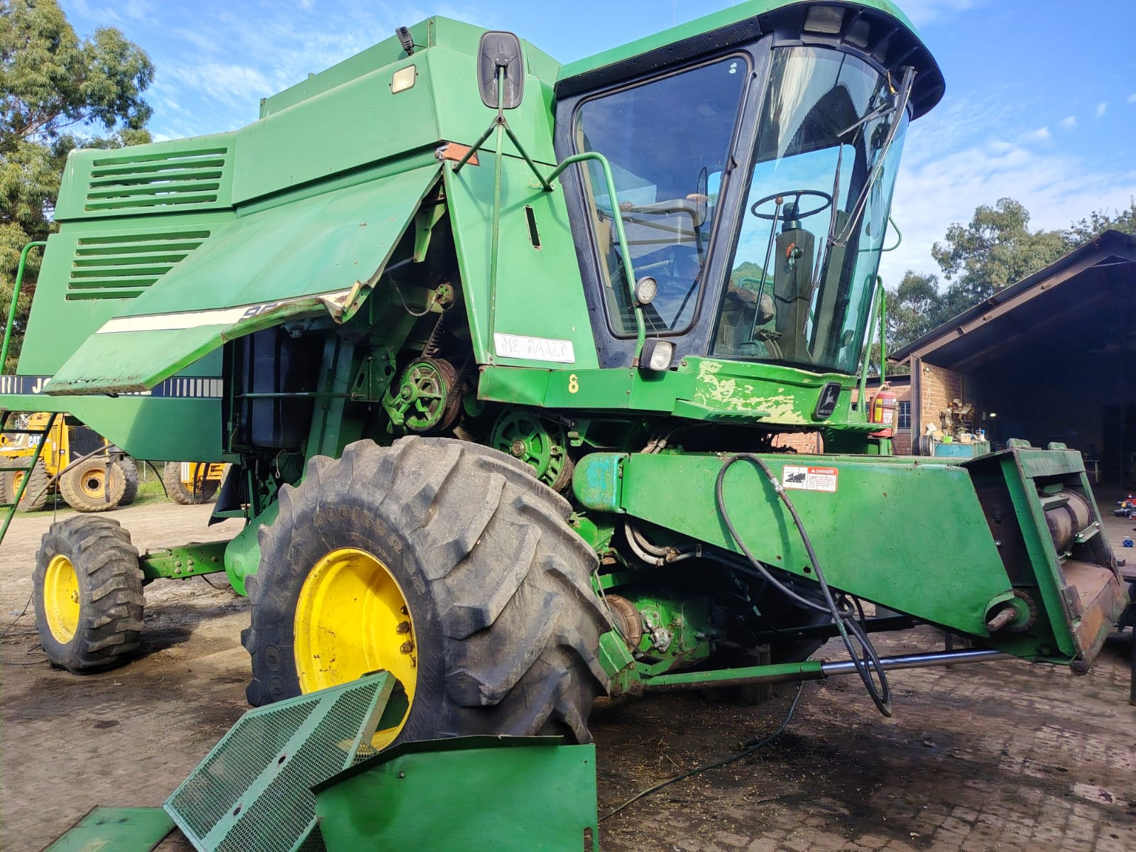 John Deere 9500 . Klaar deurgegaan reg vir stroop. Model 1994 Drom ure 7542 Engin ure 9983 R 440 000 plus btw Mpumalanga