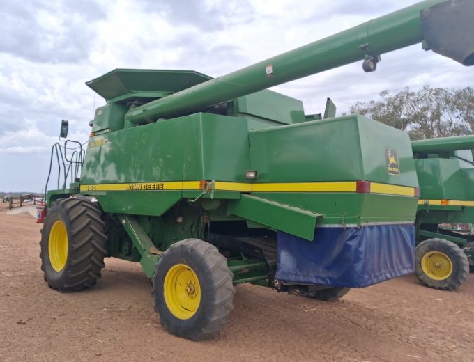 John Deere 9610 met 25 vt rigid tafel Model 2006 Drom ure 4733. Engin ure 6719 R 975 000 plus btw. Weskaap