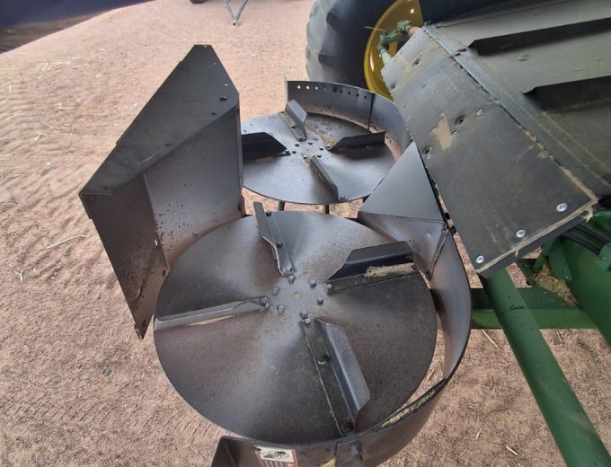 John Deere 9610 met 25 vt rigid tafel Model 2006 Drom ure 4733. Engin ure 6719 R 975 000 plus btw. Weskaap