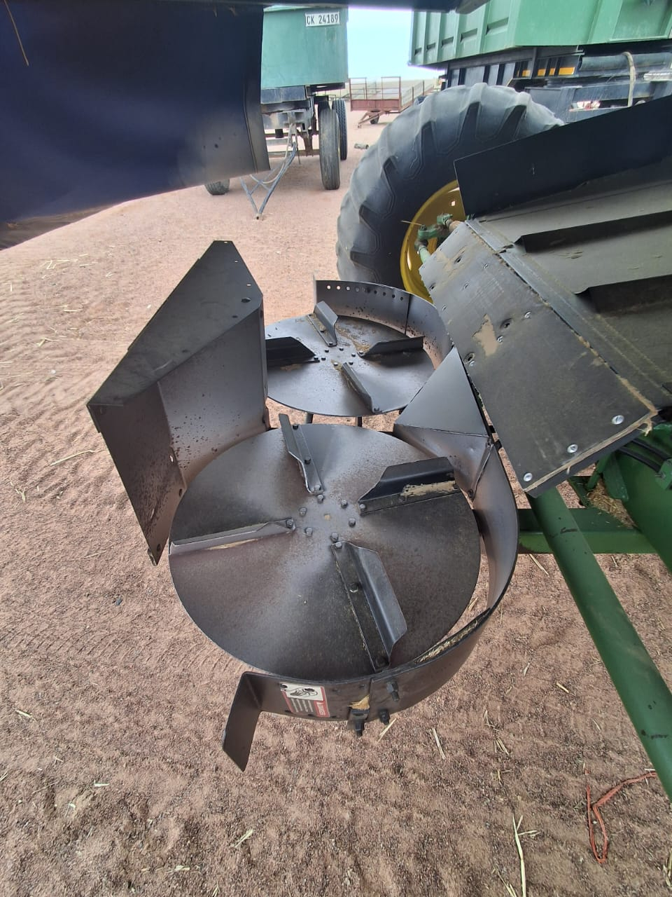 John Deere 9610 met 25 vt rigid tafel Model 2006 Drom ure 4733. Engin ure 6719 R 975 000 plus btw. Weskaap