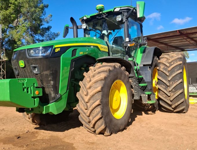 John Deere 8R-370 Met skerm en receiver. Model 2023 Ure 899 R 6 040 000 plus btw Noordwes