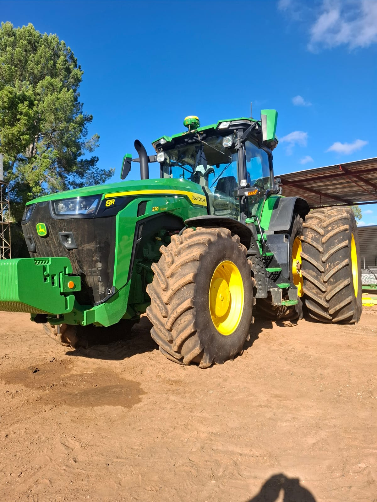 John Deere 8R-370 Met skerm en receiver. Model 2023 Ure 899 R 6 040 000 plus btw Noordwes
