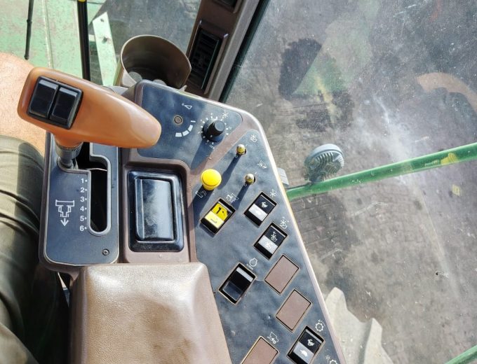 John Deere 9500 . Klaar deurgegaan reg vir stroop. Model 1994 Drom ure 7542 Engin ure 9983 R 440 000 plus btw Mpumalanga