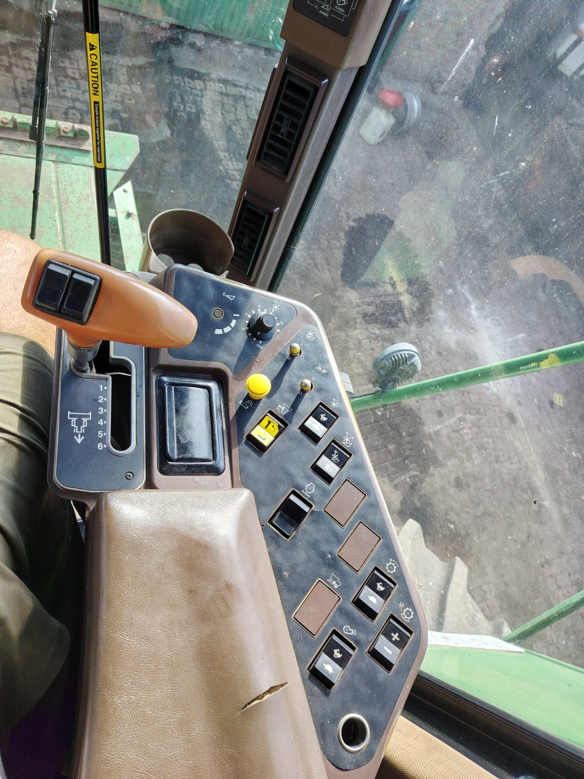 John Deere 9500 . Klaar deurgegaan reg vir stroop. Model 1994 Drom ure 7542 Engin ure 9983 R 440 000 plus btw Mpumalanga