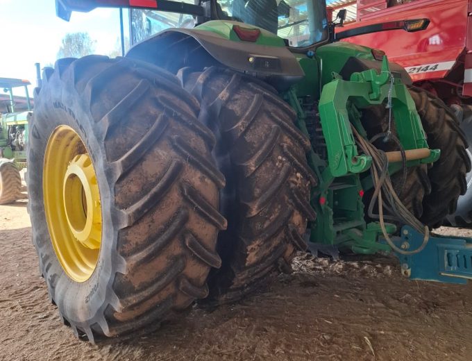 John Deere 8R-370 Met skerm en receiver. Model 2023 Ure 899 R 6 040 000 plus btw Noordwes
