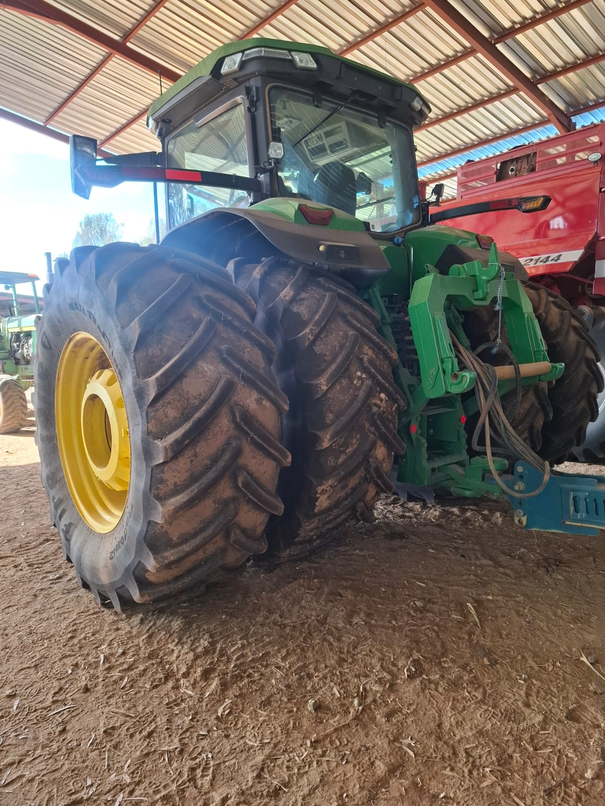 John Deere 8R-370 Met skerm en receiver. Model 2023 Ure 899 R 6 040 000 plus btw Noordwes