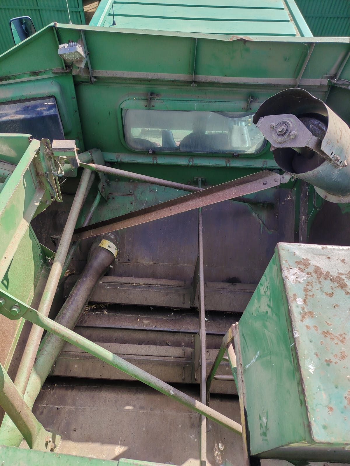 John Deere 9500 . Klaar deurgegaan reg vir stroop. Model 1994 Drom ure 7542 Engin ure 9983 R 440 000 plus btw Mpumalanga