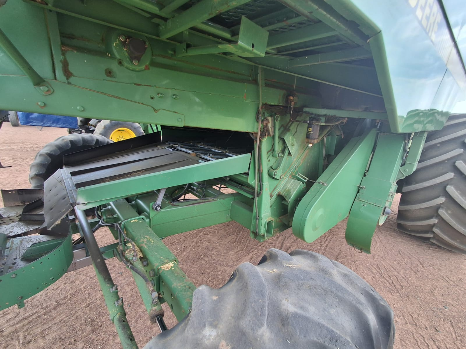 John Deere 9610 met 25 vt rigid tafel Model 2006 Drom ure 4733. Engin ure 6719 R 975 000 plus btw. Weskaap