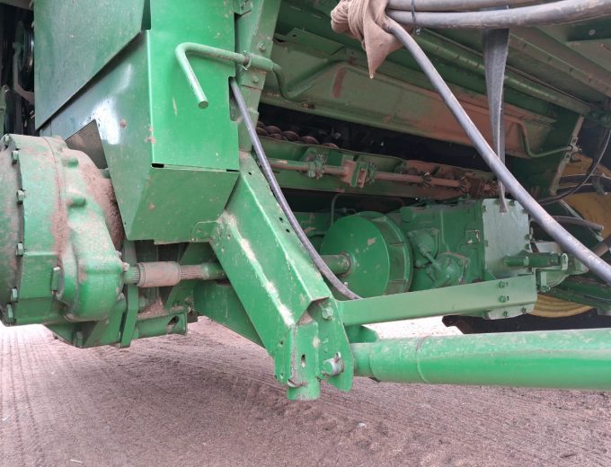 John Deere 9500 . Klaar deurgegaan reg vir stroop. Model 1994 Drom ure 7542 Engin ure 9983 R 440 000 plus btw Mpumalanga