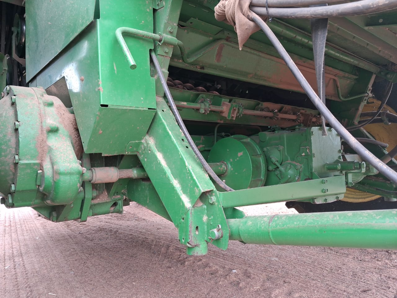 John Deere 9500 . Klaar deurgegaan reg vir stroop. Model 1994 Drom ure 7542 Engin ure 9983 R 440 000 plus btw Mpumalanga