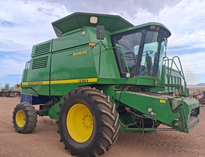 John Deere 9610 met 25 vt rigid tafel Model 2006 Drom ure 4733. Engin ure 6719 R 975 000 plus btw. Weskaap