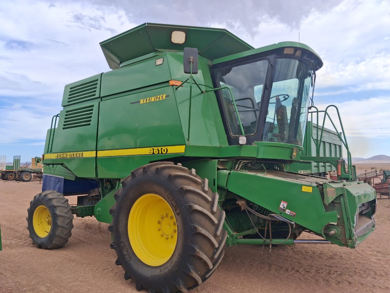 John Deere 9610 met 25 vt rigid tafel Model 2006 Drom ure 4733. Engin ure 6719 R 975 000 plus btw. Weskaap