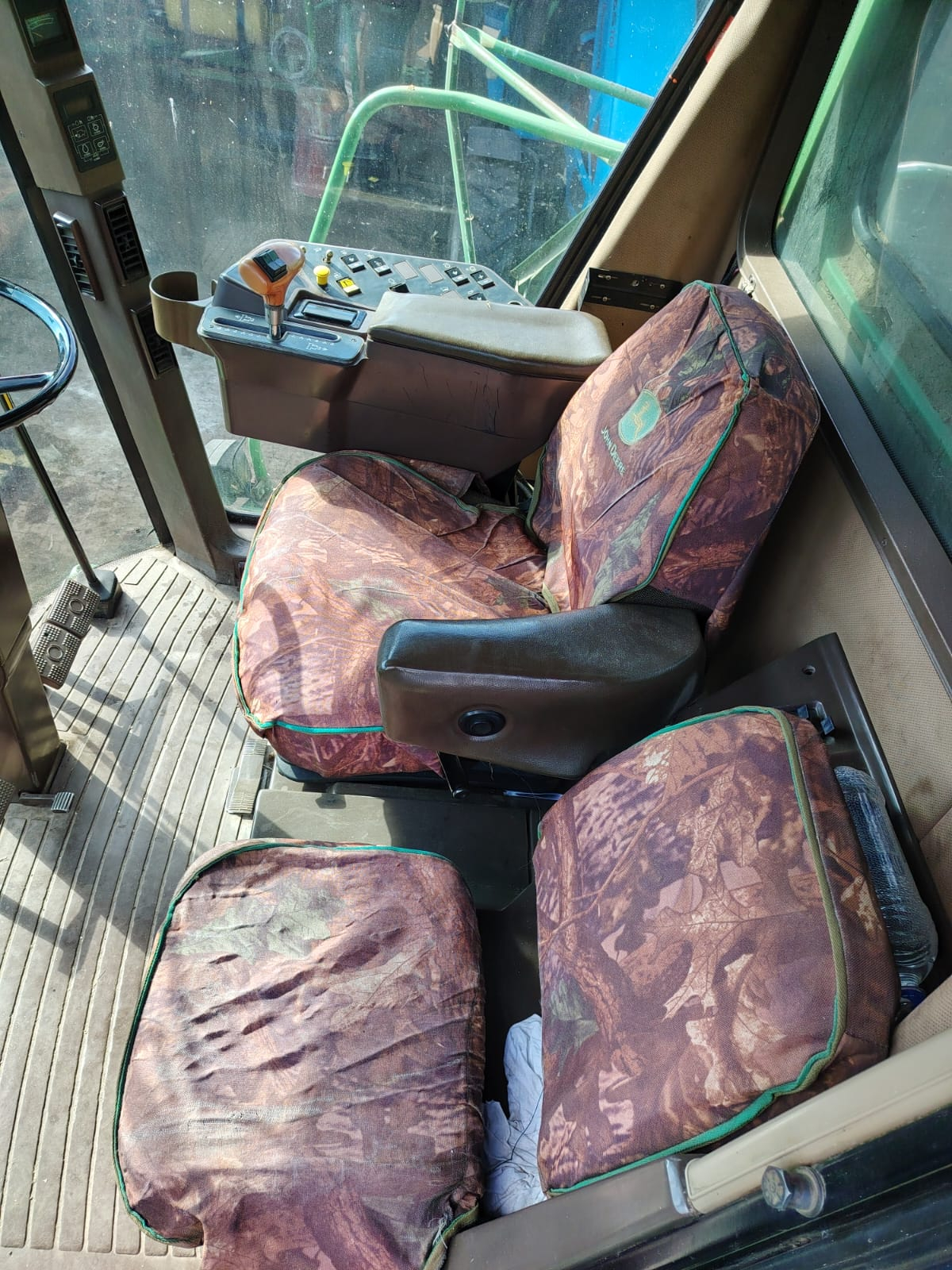 John Deere 9500 . Klaar deurgegaan reg vir stroop. Model 1994 Drom ure 7542 Engin ure 9983 R 440 000 plus btw Mpumalanga