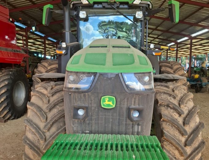 John Deere 8R-370 Met skerm en receiver. Model 2023 Ure 899 R 6 040 000 plus btw Noordwes