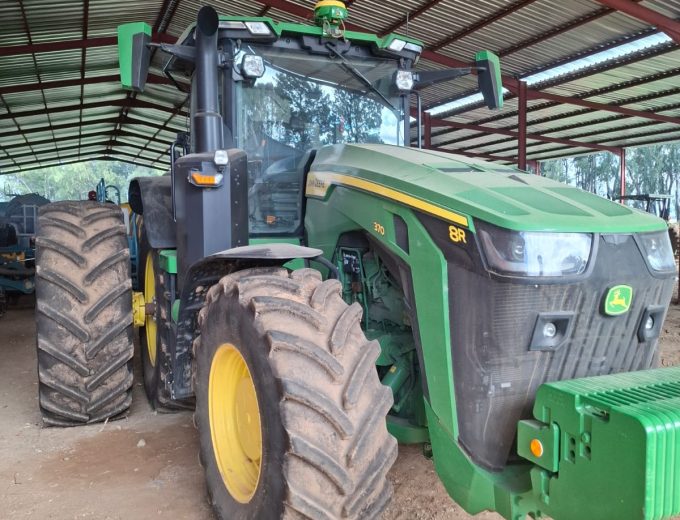 John Deere 8R-370 Met skerm en recreiver Model 2024 Ure 908. R 6 040 000 plus btw Noordwes