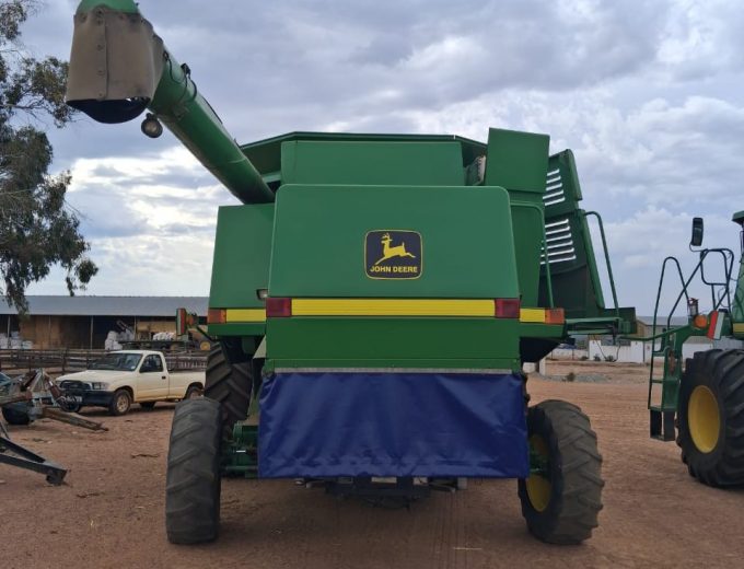 John Deere 9610 met 25 vt rigid tafel Model 2006 Drom ure 4733. Engin ure 6719 R 975 000 plus btw. Weskaap