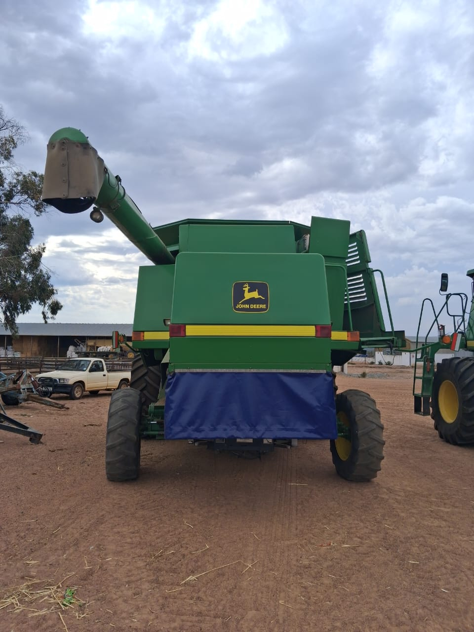 John Deere 9610 met 25 vt rigid tafel Model 2006 Drom ure 4733. Engin ure 6719 R 975 000 plus btw. Weskaap