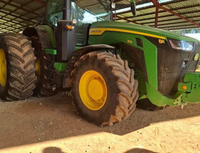 John Deere 8R-370 Met skerm en recreiver Model 2024 Ure 908. R 6 040 000 plus btw Noordwes