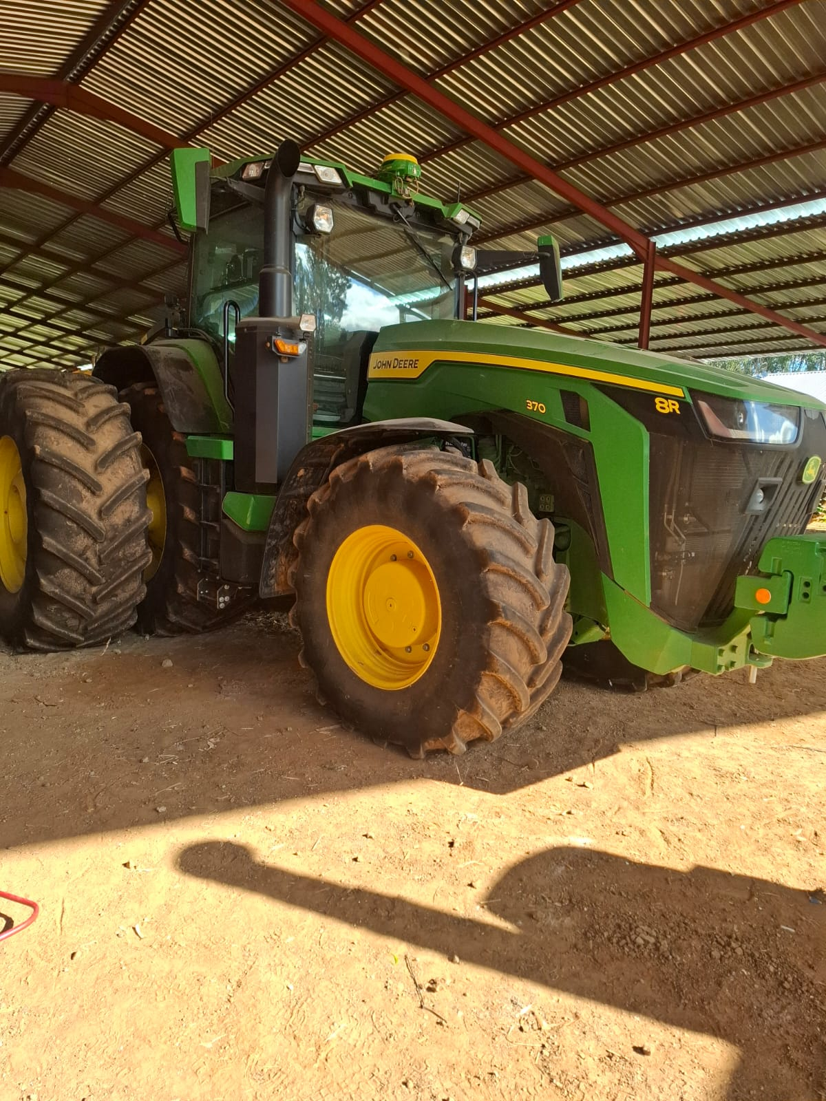 John Deere 8R-370 Met skerm en recreiver Model 2024 Ure 908. R 6 040 000 plus btw Noordwes