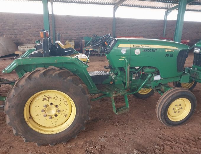 John Deere 5055 Wingerd Trekker