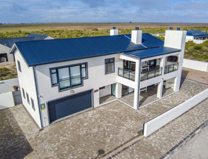 PRESTIGE COASTAL HOME WITH PRIVATE COMFORT AND FLEXIBILITY