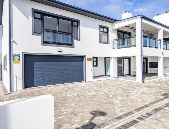 PRESTIGE COASTAL HOME WITH PRIVATE COMFORT AND FLEXIBILITY