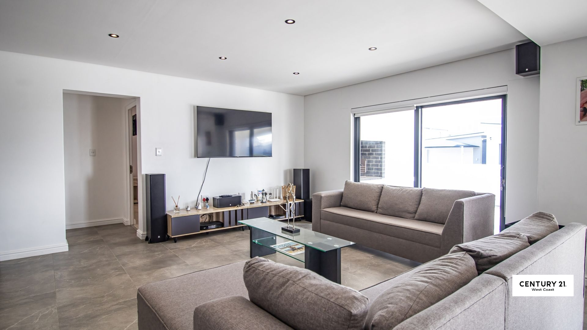 PRESTIGE COASTAL HOME WITH PRIVATE COMFORT AND FLEXIBILITY